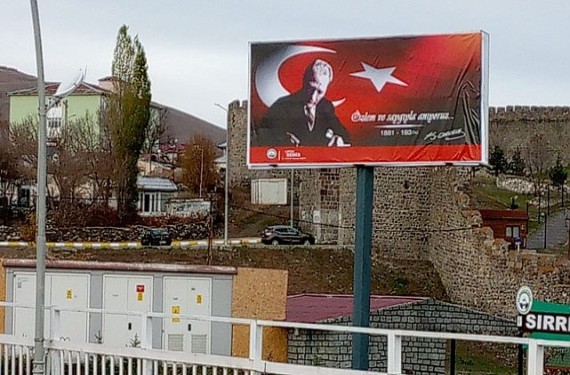 Ardahan Belediyesi, kenti Atatürk resimleriyle donattı