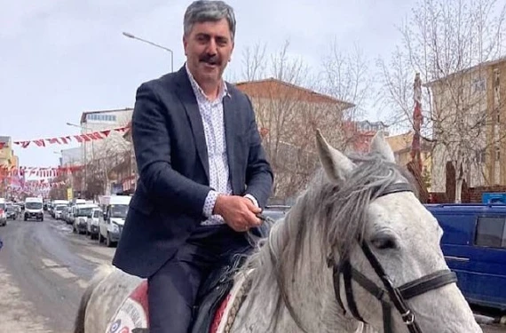 Ardahan’da adaydan atlı seçim gezisi
